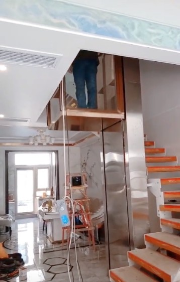 家用电梯和楼梯组合安装