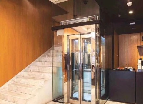 龙泉家用电梯公司展示出来的电梯实品