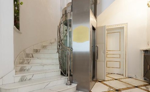 成都安装好的家庭使用的别墅电梯外观图